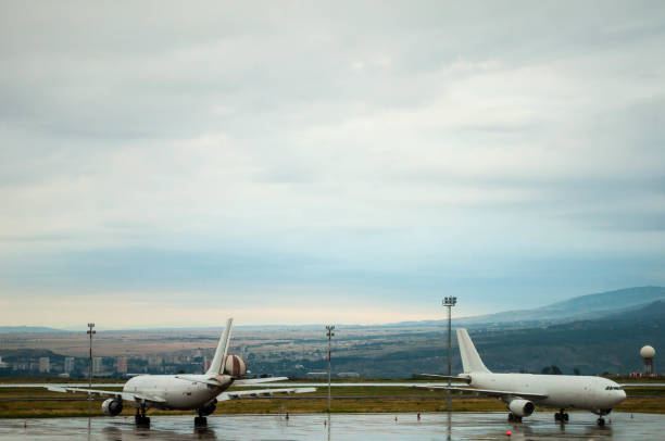aereo sull'asfalto bagnato - airfield mountain snow airport foto e immagini stock