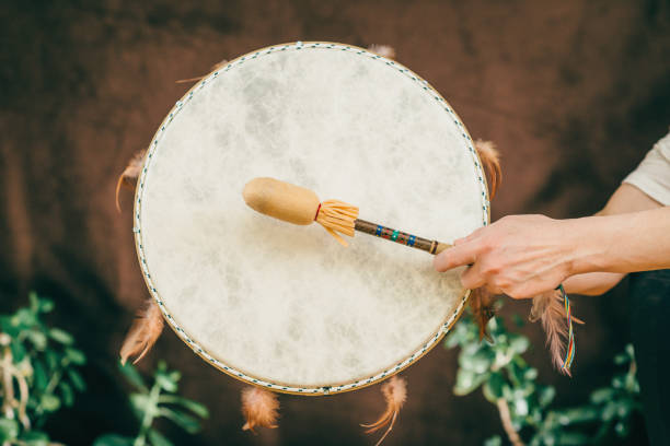 индийский барабан в звуковой терапии - indigenous culture audio стоковые фото и изображения