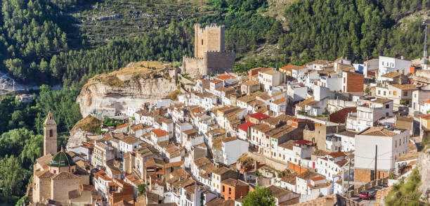 panorama de la aldea de la montaña alcala del jucar, españa - provincia de albacete fotografías e imágenes de stock