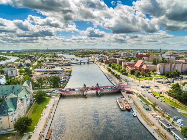 vista aérea de szczecin. río odra y largo puente que une el terraplén de wieleckie costumbres. paisaje de la ciudad. - odra river fotografías e imágenes de stock