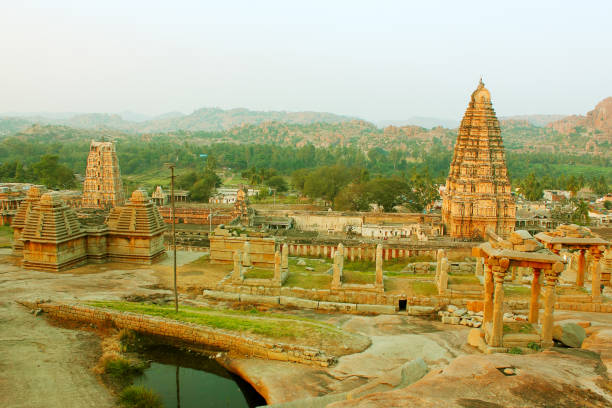 ruines de temples anciens avec le temple de virupaksha à hampi, en inde - shiv bangalore shiva god photos et images de collection