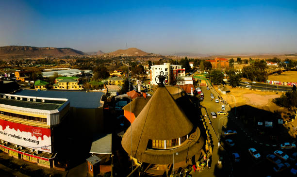 sklep z pamiątkami w postaci tradycyjnego kapelusza basotho aka mokorot - lesotho zdjęcia i obrazy z banku zdjęć