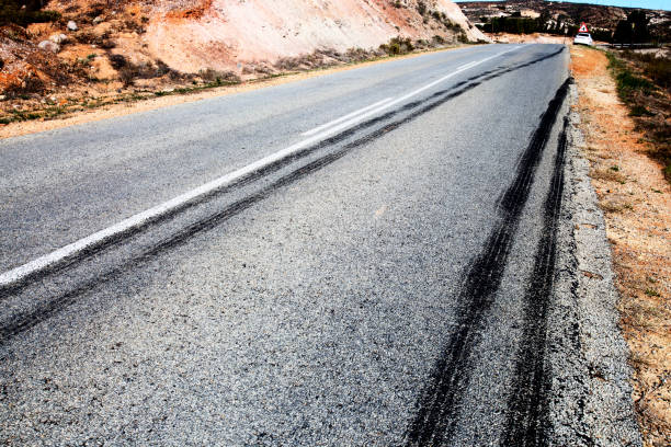 농촌 아스팔트도로에 차량 타이어 브레이크 skidmarks - skidding accident car tire 뉴스 사진 이미지