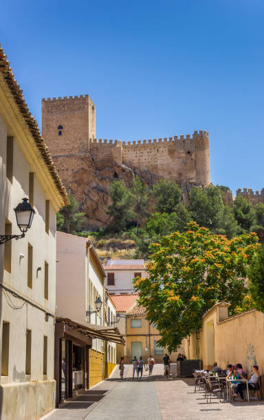 calle y colina el castillo de almansa, españa - provincia de albacete fotografías e imágenes de stock