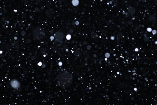Schneesturm-Textur. Bokeh Lichter und fallende Schnee auf einem schwarzen Hintergrund – Foto
