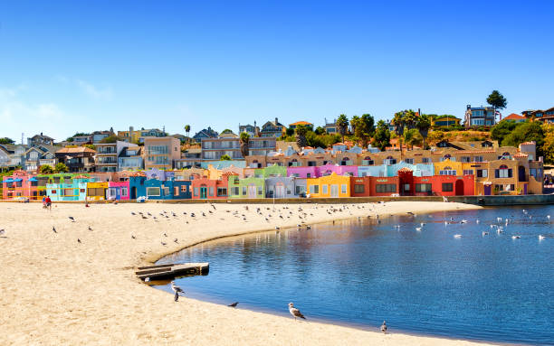 colorato quartiere residenziale nella spiaggia di capitola, sulla costa della california - architettura ed edifici foto e immagini stock