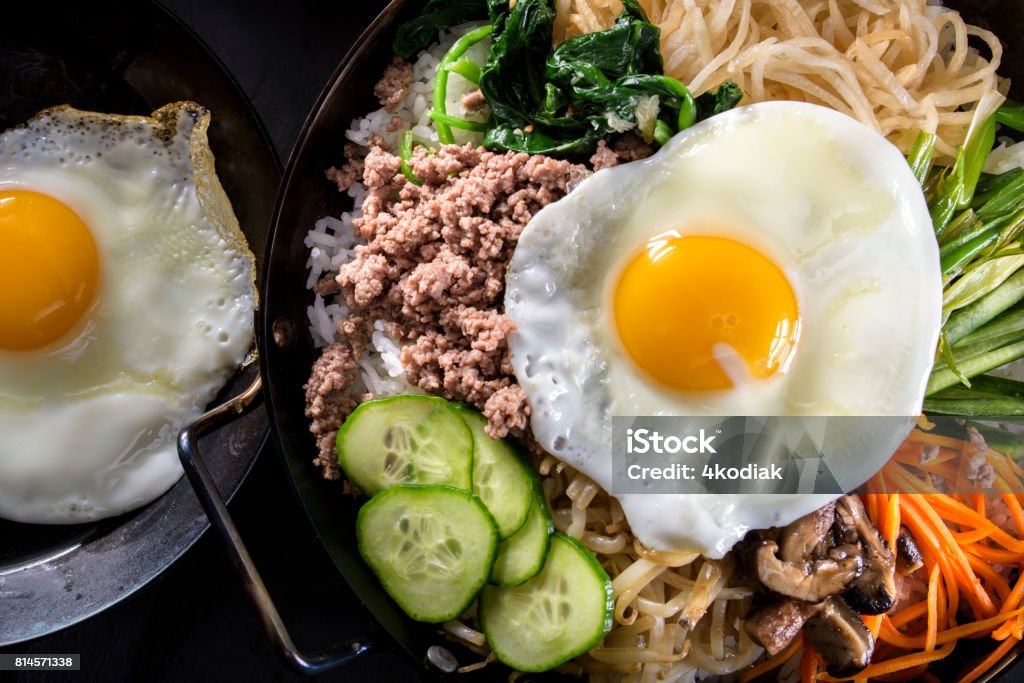 BI Bim Bap, arroz con vegetales mixtos, vista superior con salsa en olla de hierro fundido - Foto de stock de 2017 libre de derechos