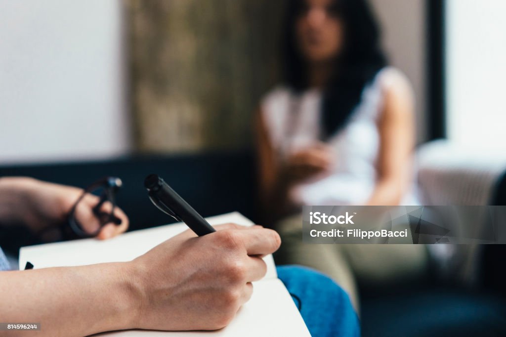 Frau während einer Psychotherapie-Sitzung - Lizenzfrei Psychiatrie und Psychotherapie Stock-Foto