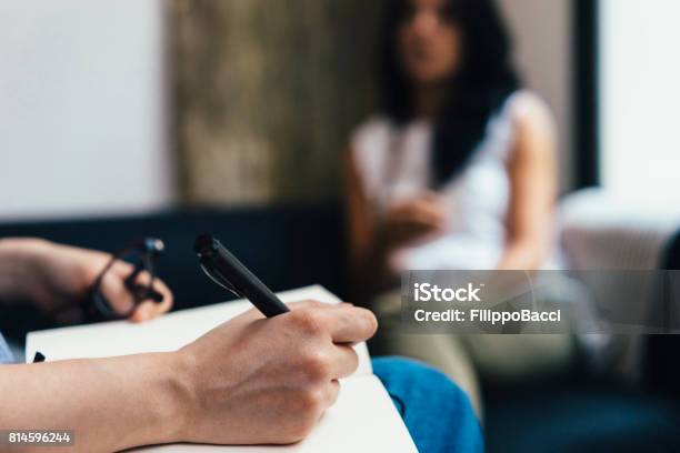 Mujer Durante Una Sesión De Psicoterapia Foto de stock y más banco de imágenes de Profesional de salud mental - Profesional de salud mental, Terapia - Tratamiento médico, Entrevista - Acontecimiento