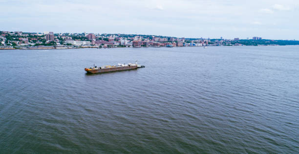 la barcaza en medio del río hudson frente a estado de yonkers, nueva york. la vista aérea elevada del lado de new jersey. - yonkers fotografías e imágenes de stock