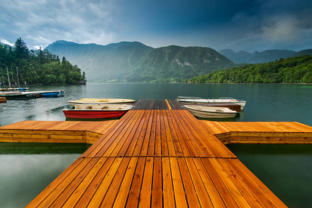 kolorowe i artystyczne drewniane molo nad jeziorem bohinj, słowenia - lake bohinj zdjęcia i obrazy z banku zdjęć