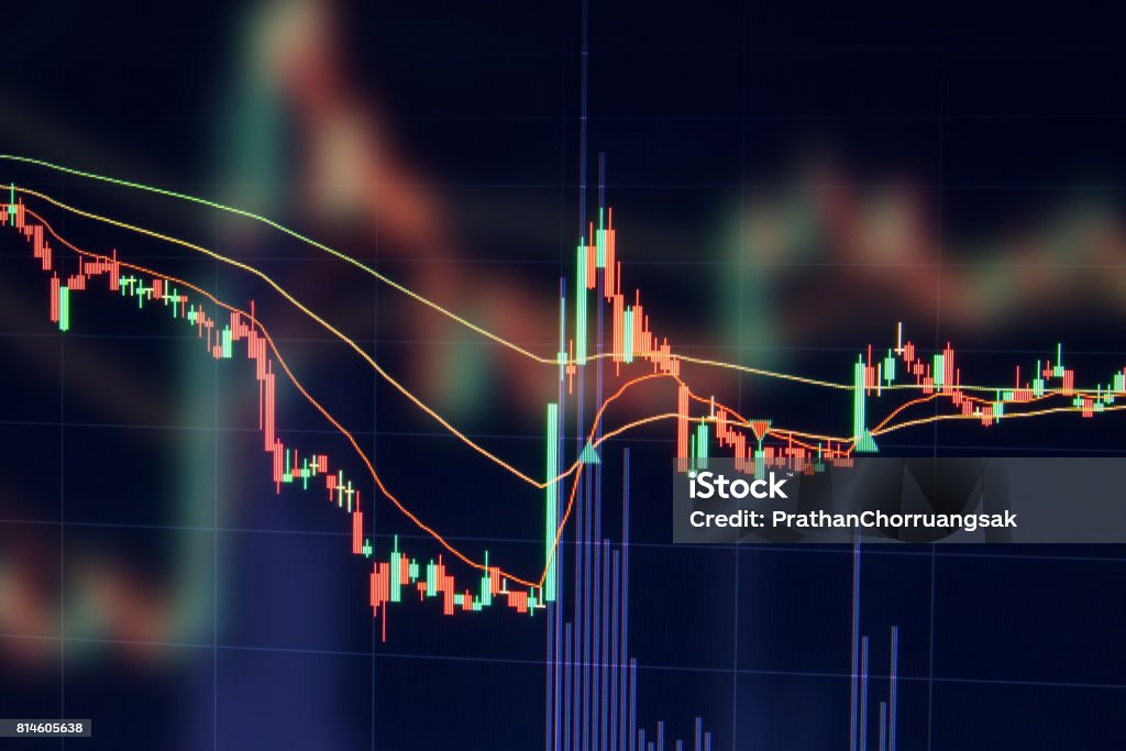 Gráfico valores de negocio abstracto en monitor con a gráfico de stock. - Foto de stock de Candelabro libre de derechos