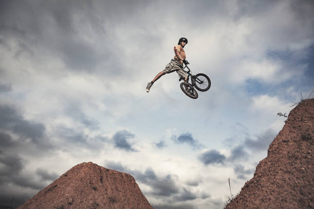 zawodnik bmx skacze wysoko real jump - bmx cycling xtreme mountain bike sport zdjęcia i obrazy z banku zdjęć