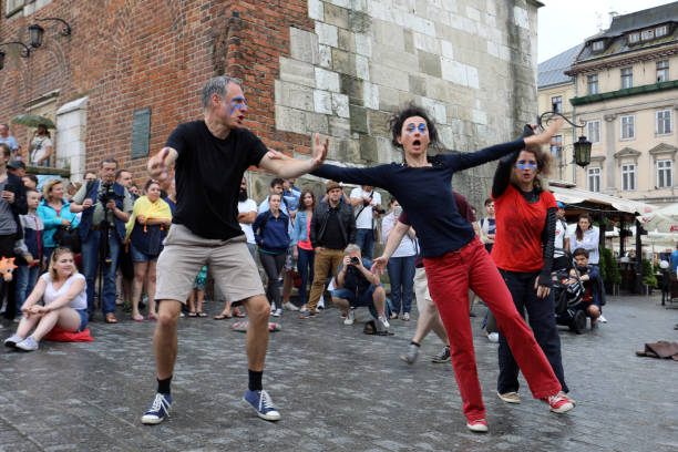 30th street - festival internazionale dei teatri di strada a cracovia, polonia.  un'odissea verso nuove coste "u2013 una parata di strada - improv foto e immagini stock