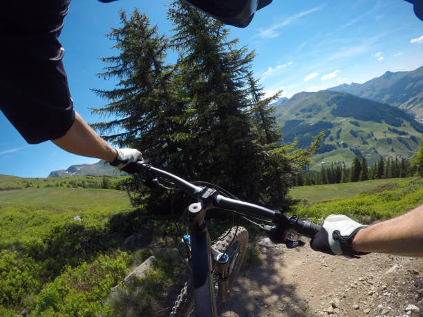 istock Going right on mountain bike 814663494