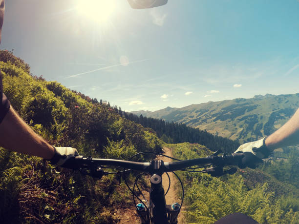 górski punkt widzenia - personal perspective mountain biking mountain bike cycling zdjęcia i obrazy z banku zdjęć