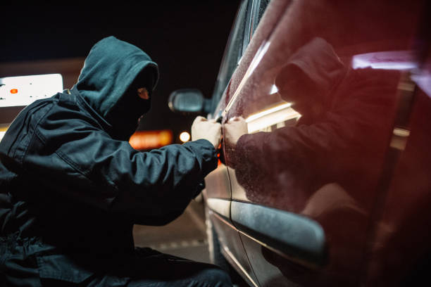 ограбление автомобиля - car stealing thief car thief ст�оковые фото и изображения