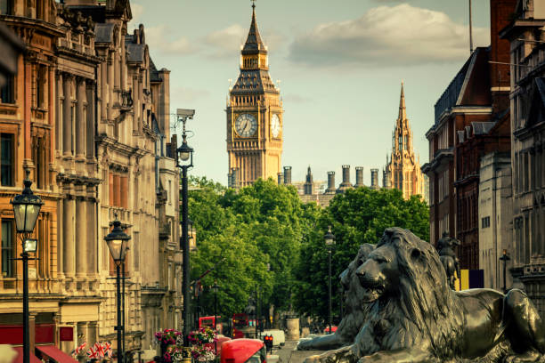 vista del big ben e whitehall da trafalgar square a londra al tramonto - portcullis house foto e immagini stock