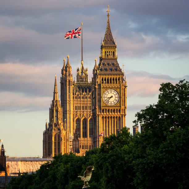 maestoso tramonto sul big ben e sulla victoria tower - victoria tower foto e immagini stock