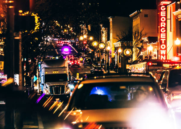 tráfico de la noche en georgetown, washington dc - bus transportation georgetown washington dc washington dc fotografías e imágenes de stock