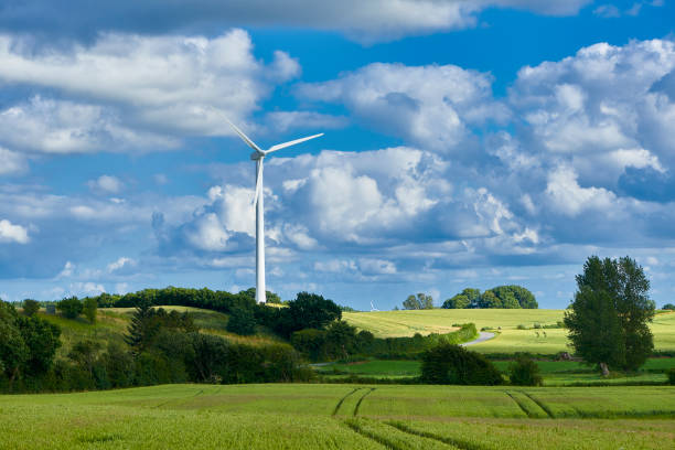 08-07-17wind turbine au sommet d’une colline - windmill cultivated land crop day photos et images de collection