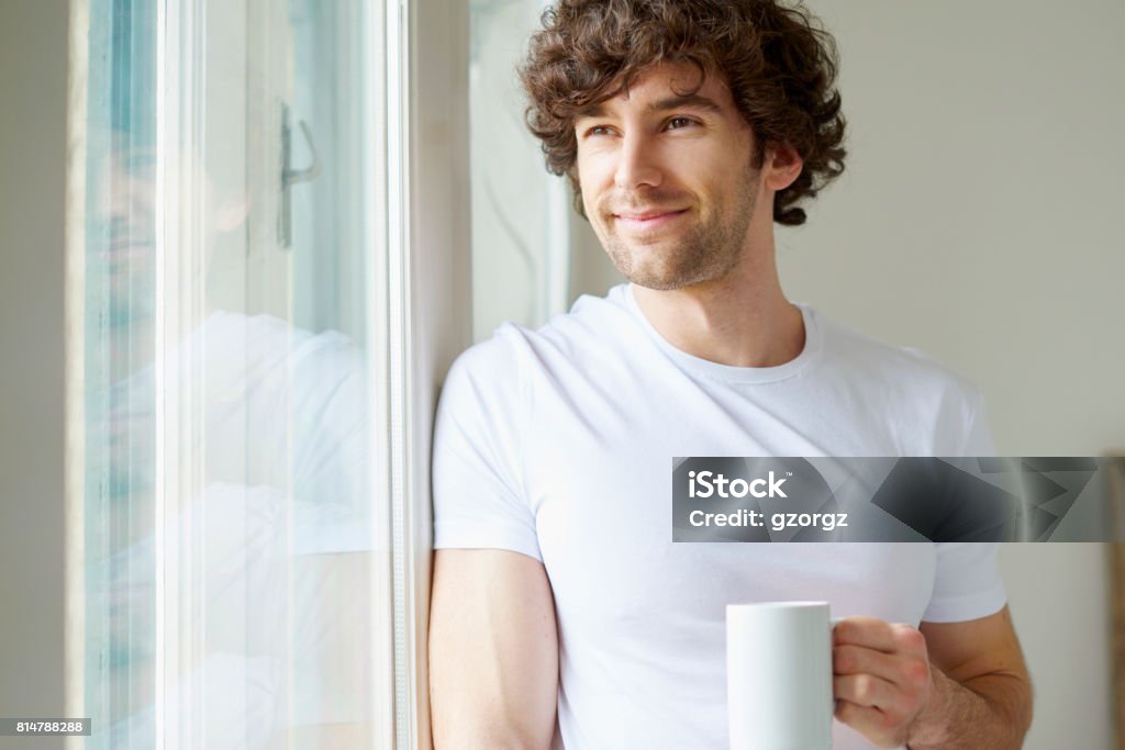 Наслаждаясь его утренний кофе - Стоковые фото 20-29 лет роялти-фри Наслаждаясь его утренний кофе - Стоковые фото 20-29 лет роялти-фри