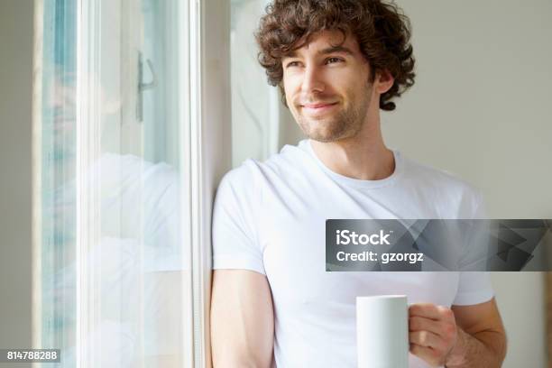 Наслаждаясь Его Утренний Кофе — стоковые фотографии и другие картинки 20-29 лет - 20-29 лет, 30-39 лет, Борода