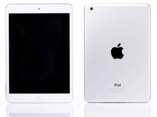 mini tablette ipad blanc - ipad mini white smart phone concepts photos et images de collection