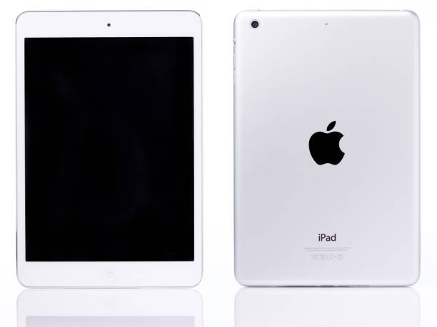 white ipad mini tablet - ipad apple computers note pad touch screen imagens e fotografias de stock