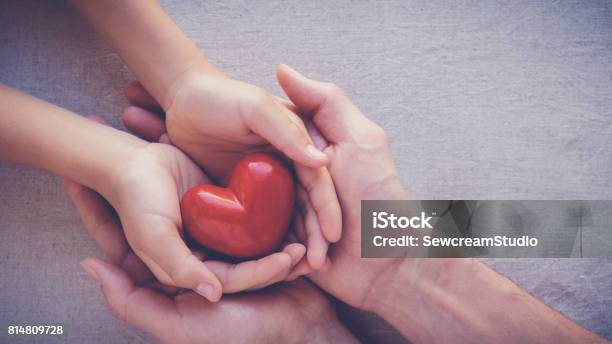 Erwachsener Und Kind Hand Zunähen Rote Herzen Gesundheitswesen Liebe Und Familienkonzept Stockfoto und mehr Bilder von Bildhintergrund