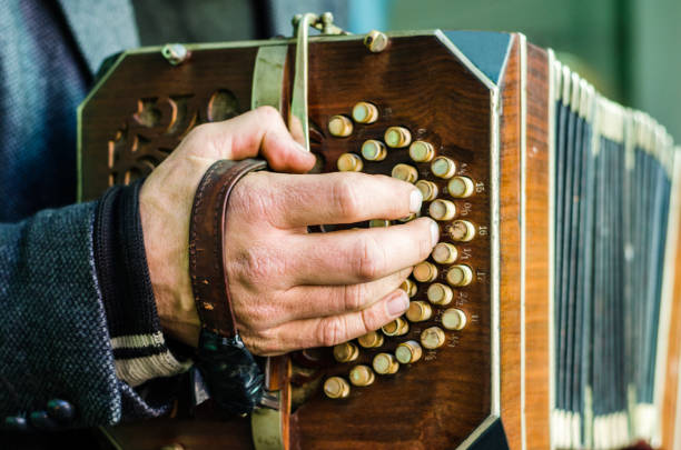 artiste de rue a jouer bandonéon, instrument du tango traditionnel, sur la rue caminito dans le quartier de la boca, buenos aires - tangoing photos et images de collection