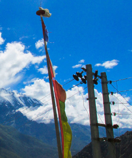 trekking rund um den annapurna circuit - treking poles stock-fotos und bilder