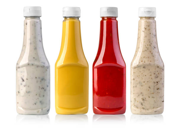 barbecue-sauce auf glas-flaschen - condiment stock-fotos und bilder
