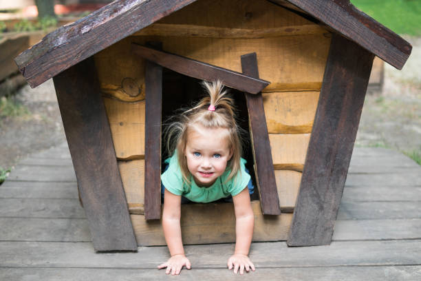 istock Child in a doghouse 814928594