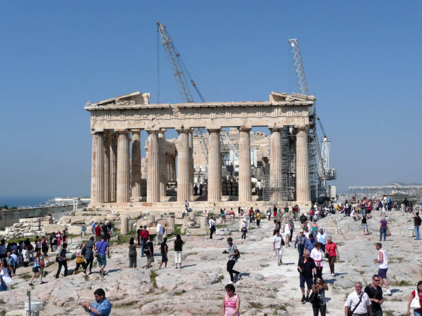 парфенон, акрополь, афины. - scaffolding ancient construction site athens greece стоковые фото и изображения