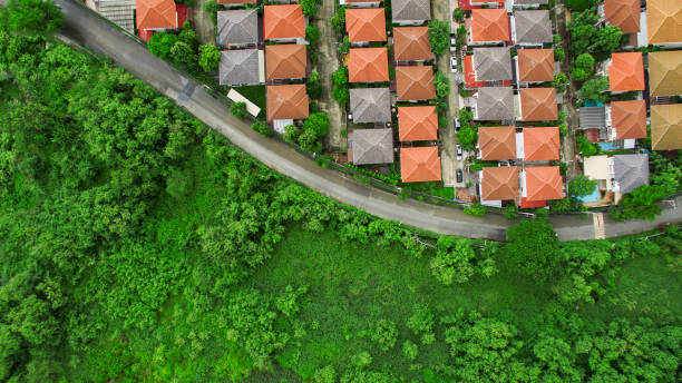 vista aérea de aldea en buen ambiente - housing development development residential district aerial view fotografías e imágenes de stock