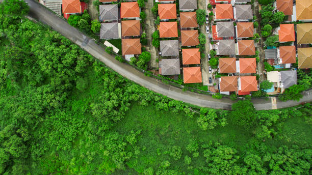 vue aérienne du village natal dans bon environnement - housing development development residential district aerial view photos et images de collection