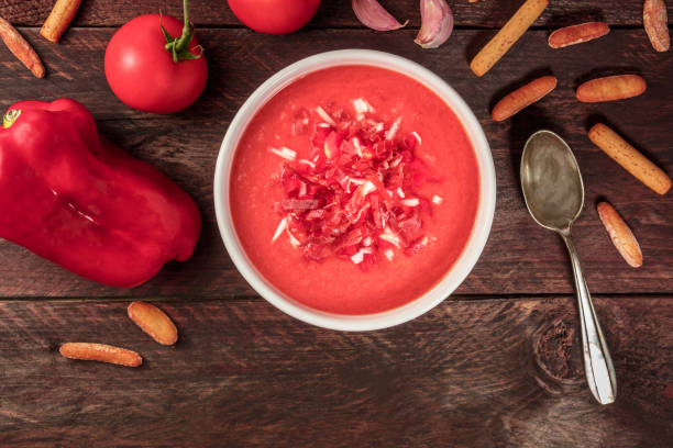 španělská gazpacho polévka s přísadami a kopírovací prostor - středomořská kuchyně fotky - stock snímky, obrázky a fotky