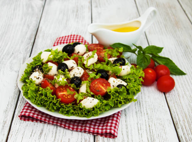 insalata con mozarella e verdure - mozarella sul tavolo foto e immagini stock