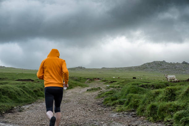 남자는 콘월 보드 민 무어에서 실행 했다. - bodmin moor 뉴스 사진 이미지