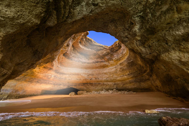 spiaggia vicino a lagos - algarve portogallo - carvoeiro foto e immagini stock