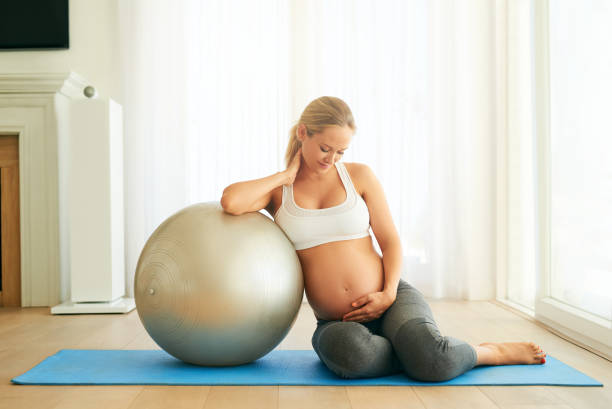 prendersi cura di me stesso è più importante che mai - human pregnancy prenatal care relaxation exercise ball foto e immagini stock