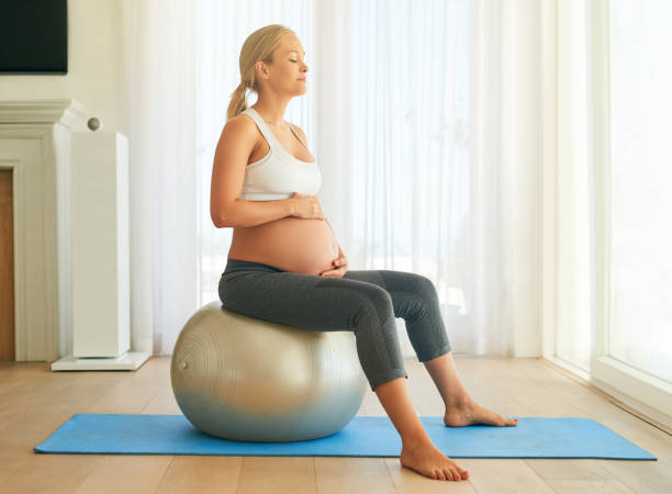 rimanere in salute per una gravidanza senza stress - human pregnancy prenatal care relaxation exercise ball foto e immagini stock