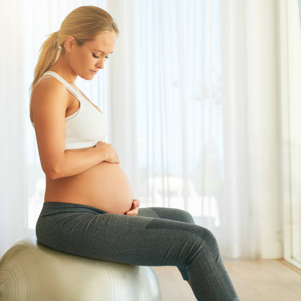 alleno per una gravidanza sana e un sano - human pregnancy prenatal care relaxation exercise ball foto e immagini stock