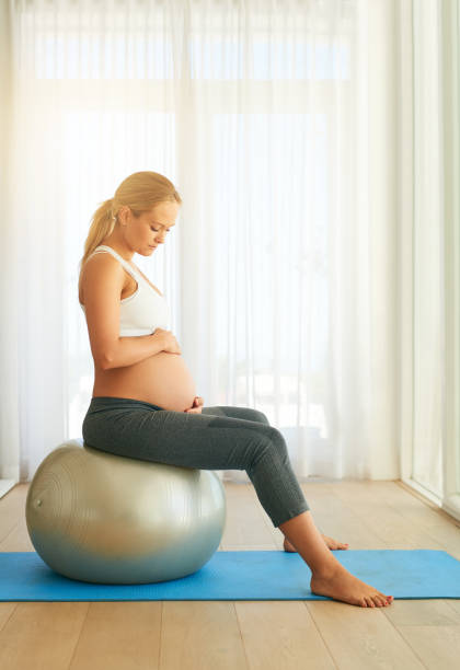 mantenere se stessa e il suo bambino in buona salute - human pregnancy prenatal care relaxation exercise ball foto e immagini stock