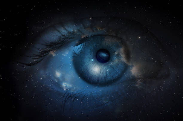 espacio con el ojo humano. - sensory perception eyeball human eye eyesight fotografías e imágenes de stock