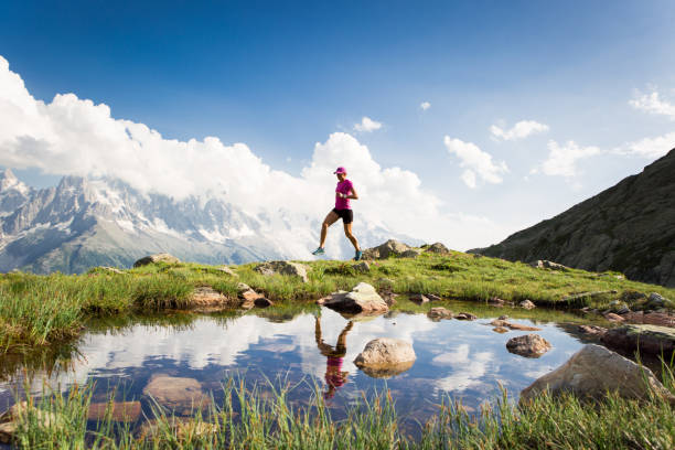 bieganie kobiet w górach - european alps women summer outdoor pursuit zdjęcia i obrazy z banku zdjęć