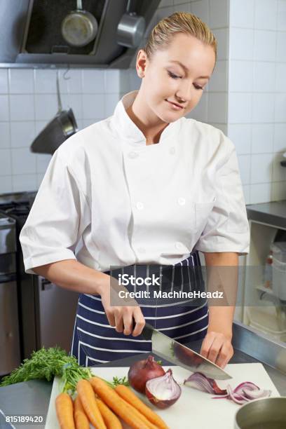Weiblichchef Vorbereiten Gemüse In Der Küche Des Restaurants Stockfoto und mehr Bilder von Arbeiten