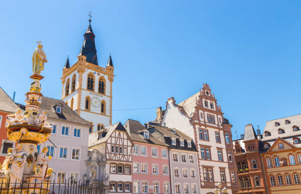 исторические фасады дома главный рынок трир рейнланд пфальц германия - trier стоковые фото и изображения