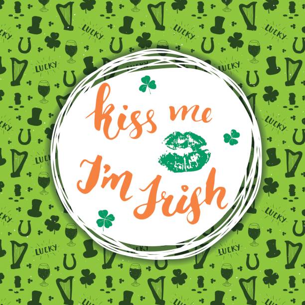 pocałuj mnie, jestem irlandczykiem. st patrick's day kartka z życzeniami hand lettering z ustami i koniczynami, irlandzki wakacje szczotkowane kaligraficzne znak wektor ilustracji na tle wzoru - spring clover leaf shape clover sketch stock illustrations